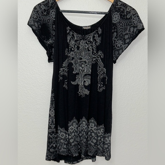 EUC Size medium black and gray patterned tee from Vanilla Sugar. - Picture 7 of 7